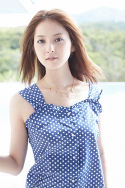 扒开粉嫩小泬把舌头伸进去添视频